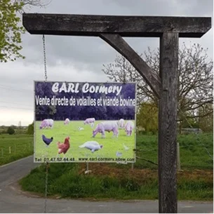 Panneau publicitaire en bois pour la vente directe de volailles et de viande bovine à la ferme à Ambillou près de Tours en Indre-et-Loire 37