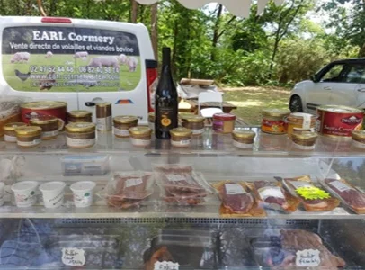 Étal de marché vendant des produits de volaille et de viande bovine, dont des plats préparés et de la viande fraîche à Ambillou près de Tours en Indre-et-Loire 37